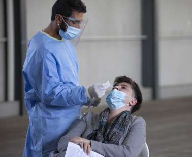 Χάνουν μαθήματα για να κάνουν rapid test οι μαθητές