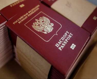 Κύπρος: Έξαλλος Ρώσος με τον Πούτιν - Έκαψε το διαβατήριο μες τον κόσμο