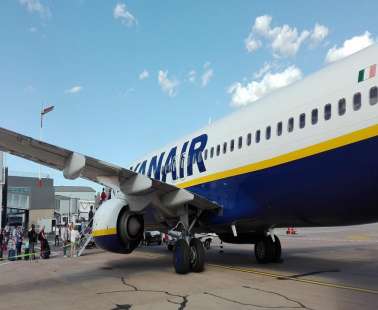 Η Ryanair ανακοίνωσε εκπτώσεις σε 11 προορισμούς, για ταξίδι το καλοκαίρι