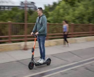 Νέα δεδομένα για τα scooters και τα e-scooters