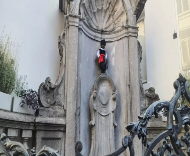 Το Manneken Pis τίμησε την κυπριακή ανεξαρτησία φορώντας παραδοσιακή βράκα