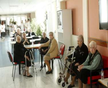 Φροντιστές με κορωνοϊό εργάζονται σε γηροκομεία, με άδεια του Υπ. Υγείας