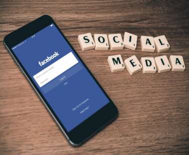 Το Facebook καταργεί αναρτήσεις που τάσσονται κατά της καραντίνας