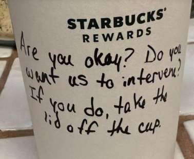 Το σημείωμα υπαλλήλου των Starbucks στο ποτήρι για να σώσει 18χρονη από άγνωστο άνδρα