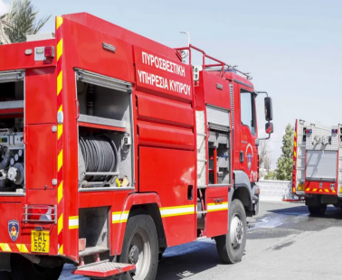 Στις φλόγες αρθρωτό όχημα εν κινήσει