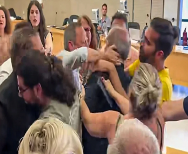 Σκηνές χάους σε συνεδρίαση του Δήμου Ηλιούπολης