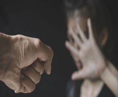 Κατηγορείται για βιασμό, κακοποίηση και απειλές κατά της συζύγου του