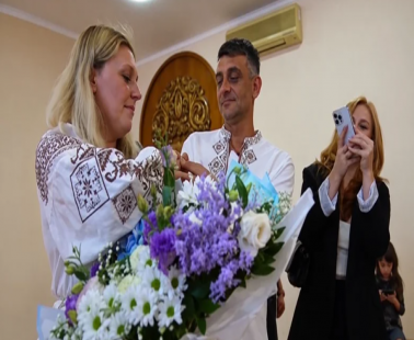 Παντρεύτηκαν μέσα στα ερείπια του πολέμου