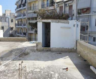 Πασχαλιάτικα, Κυβέρνηση και αντιπολίτευση, αφήνουν σε ταράτσα, γυναίκες και ανήλικο παιδί
