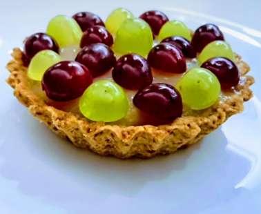Tart with grape cream