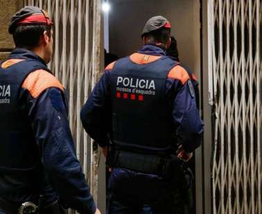 Αστυνομικοί εισέβαλαν σε παράνομο όργιο 70 ατόμων και τους χάλασαν το πάρτι