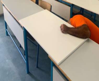Δεν βρίσκουν ξυλεία για τα τριθέσια θρανία