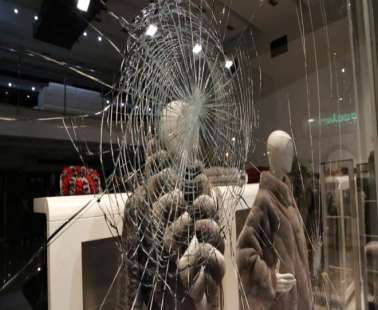 Μεθυσμένος αλλοδαπός έσπαζε βιτρίνες καταστημάτων στη Λευκωσία