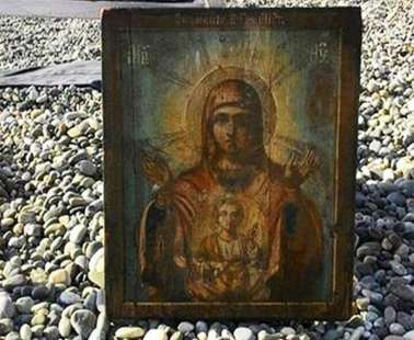 Κοπάδι Δελφινιών ανέσυρε στην ακτή Εικόνα Της Παναγίας