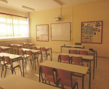 Διευθυντής γυμνασίου στη Λάρνακα δεν άφηνε μαθήτρια να αποφοιτήσει επειδή είχε πλεξούδες τα μαλλιά της
