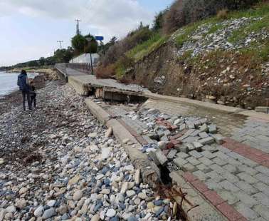 Η κακοκαιρία έπληξε για ακόμη μια φορά τον παραλιακό πεζόδρομο του Αγίου Τύχωνα