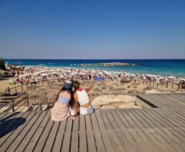 Γεμάτη η παραλία Fig Tree Bay σήμερα