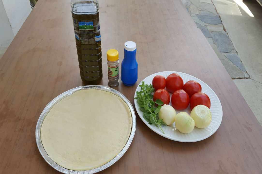 Open pie with tomatoes and onions gallery image 1
