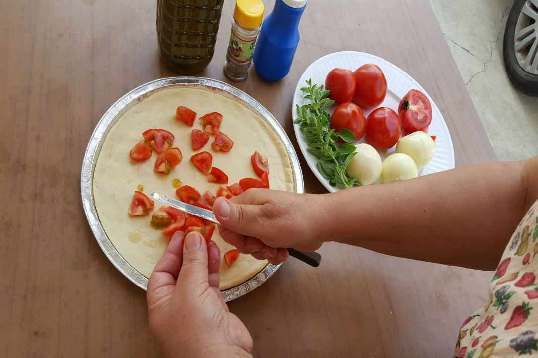 Open pie with tomatoes and onions gallery image 3