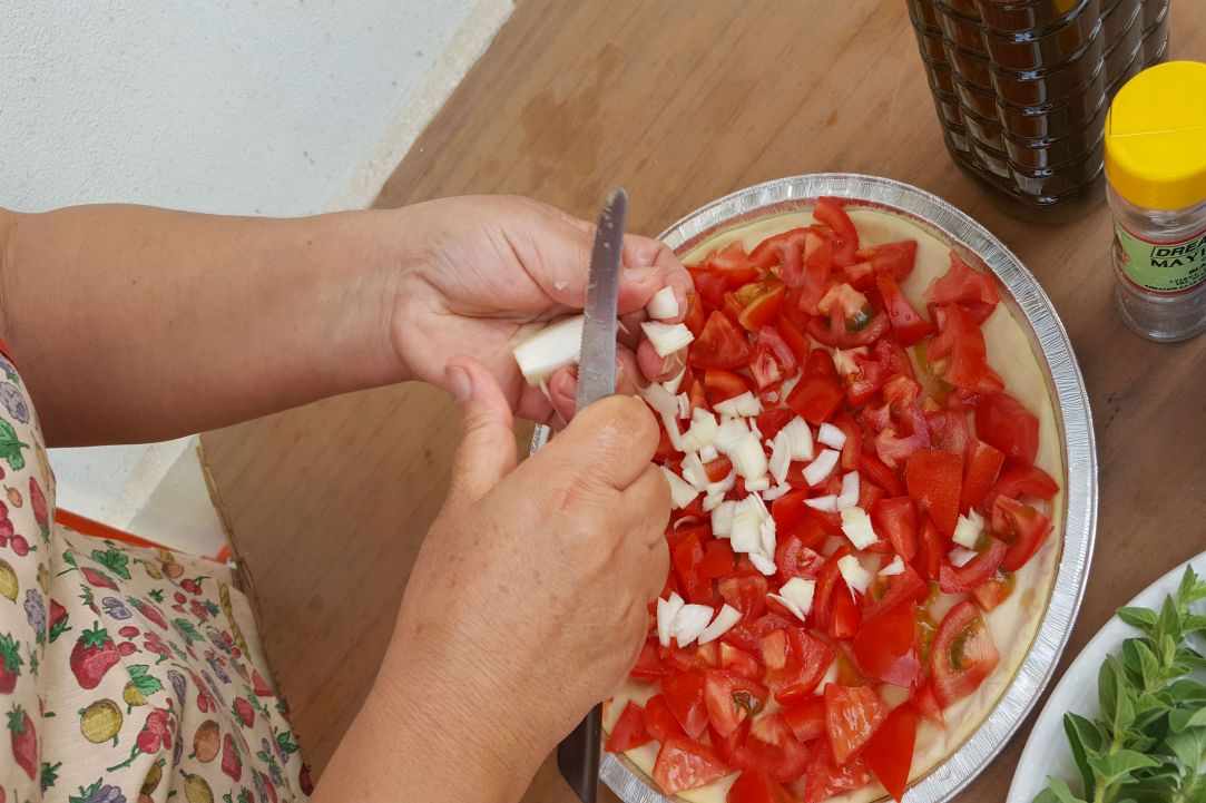 Open pie with tomatoes and onions gallery image 5