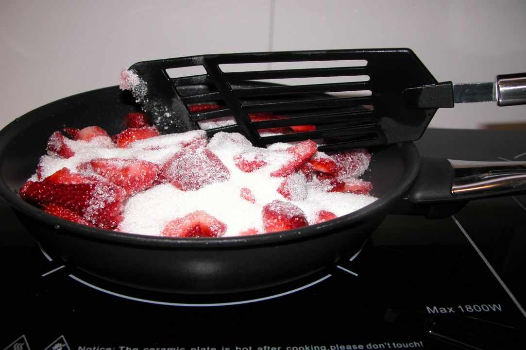 Marmellada Fraoula (Fresh Homemade Strawberry jam)