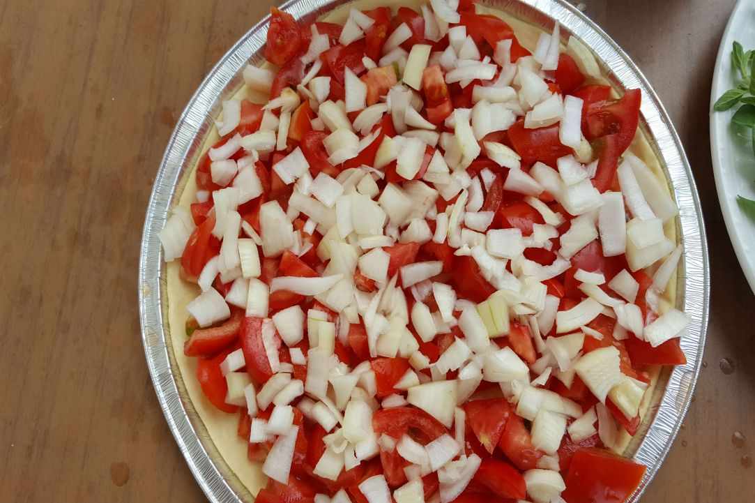 Open pie with tomatoes and onions