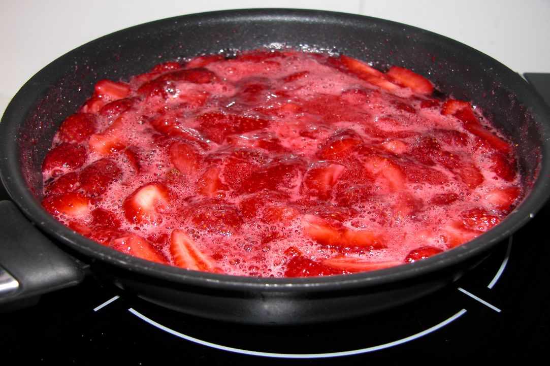 Marmellada Fraoula (Fresh Homemade Strawberry jam)