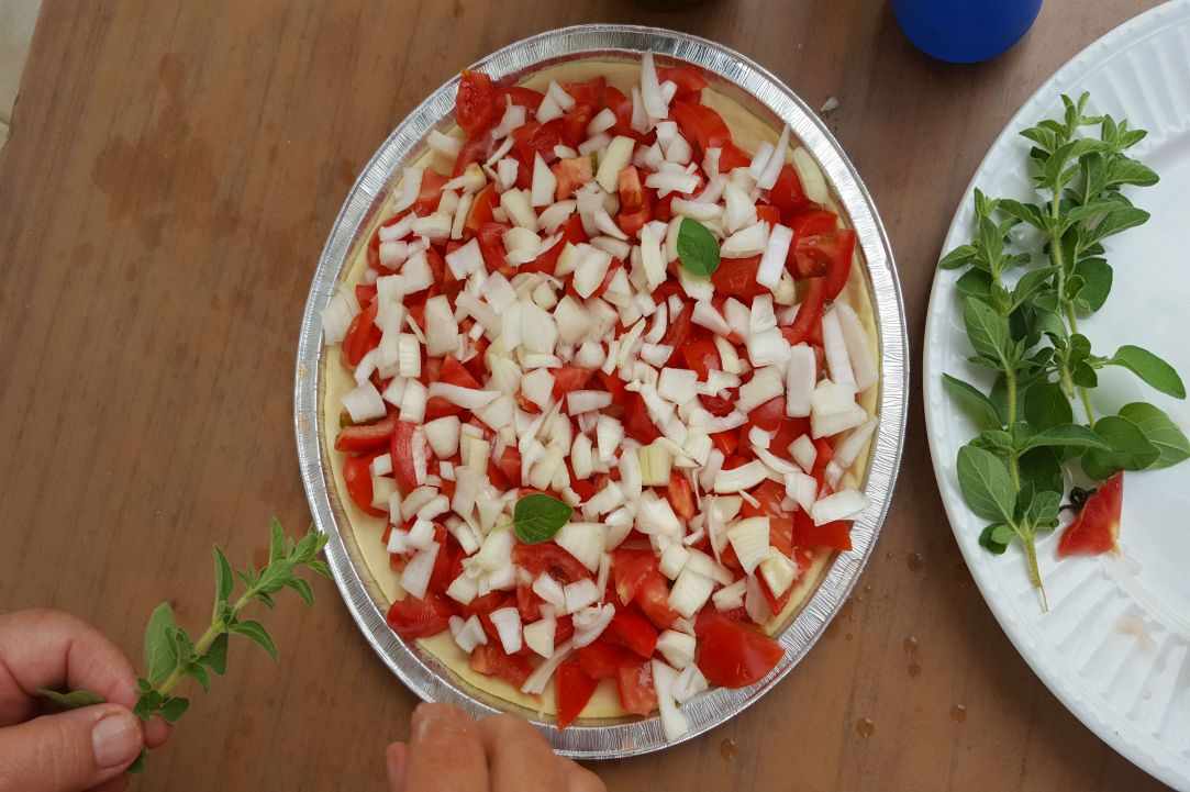 Open pie with tomatoes and onions