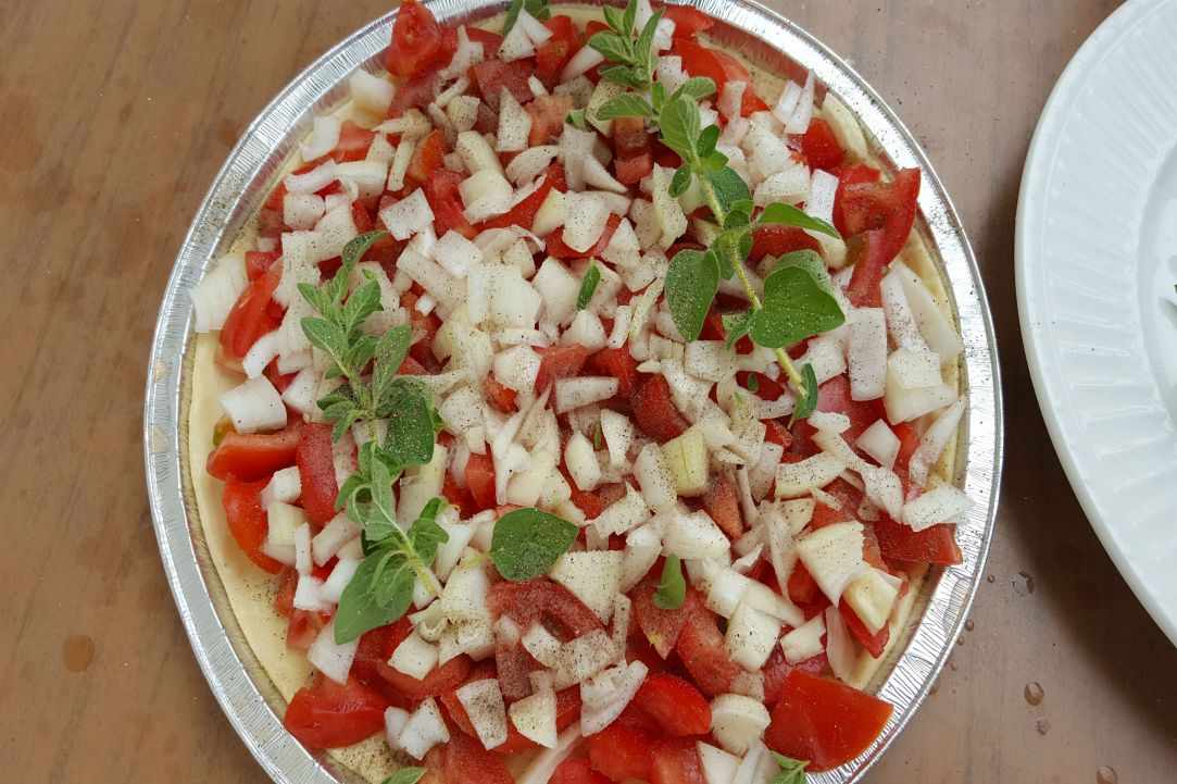 Open pie with tomatoes and onions