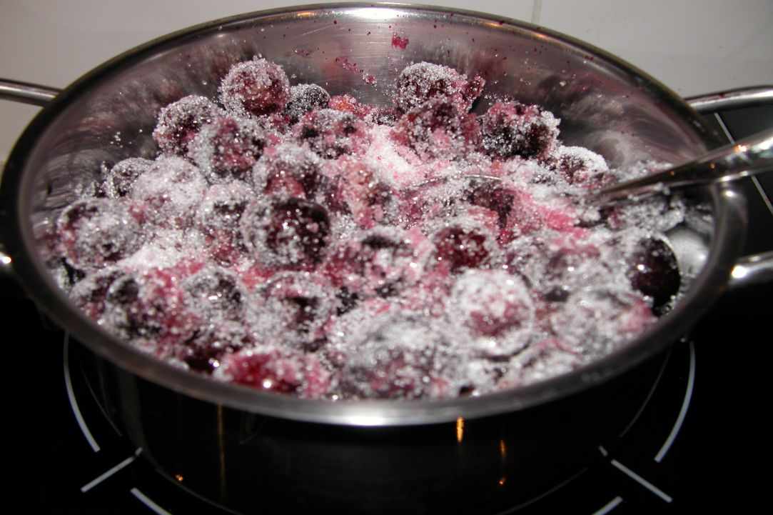 Kerasi gliko tou koutaliou(Cherry preserve)