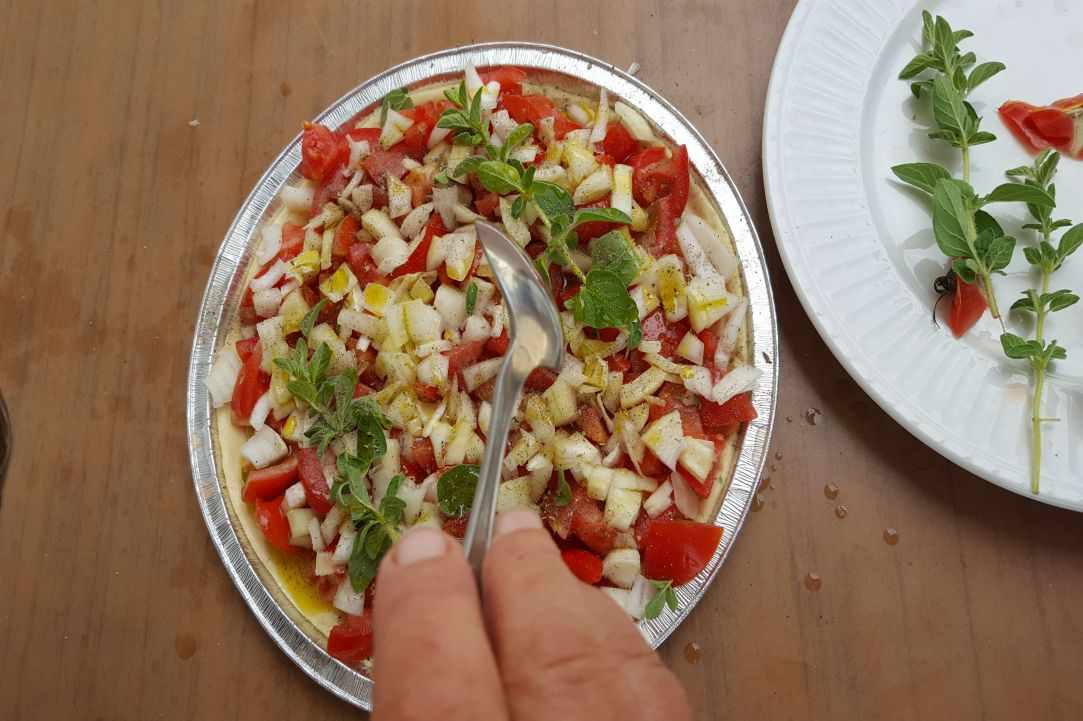Open pie with tomatoes and onions