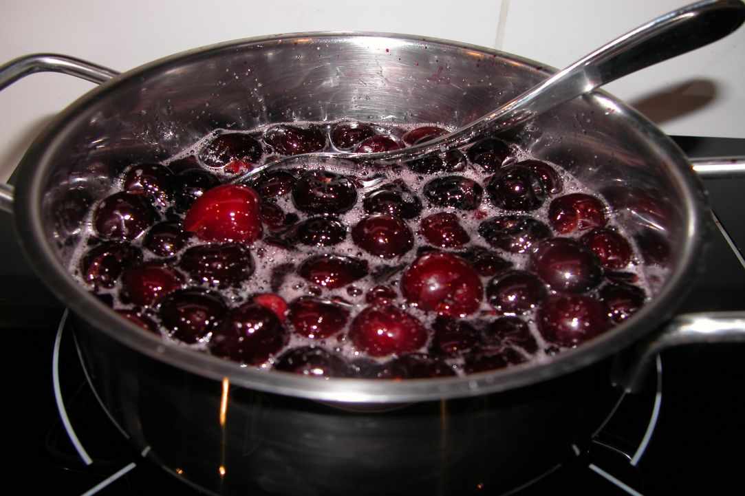 Kerasi gliko tou koutaliou(Cherry preserve)