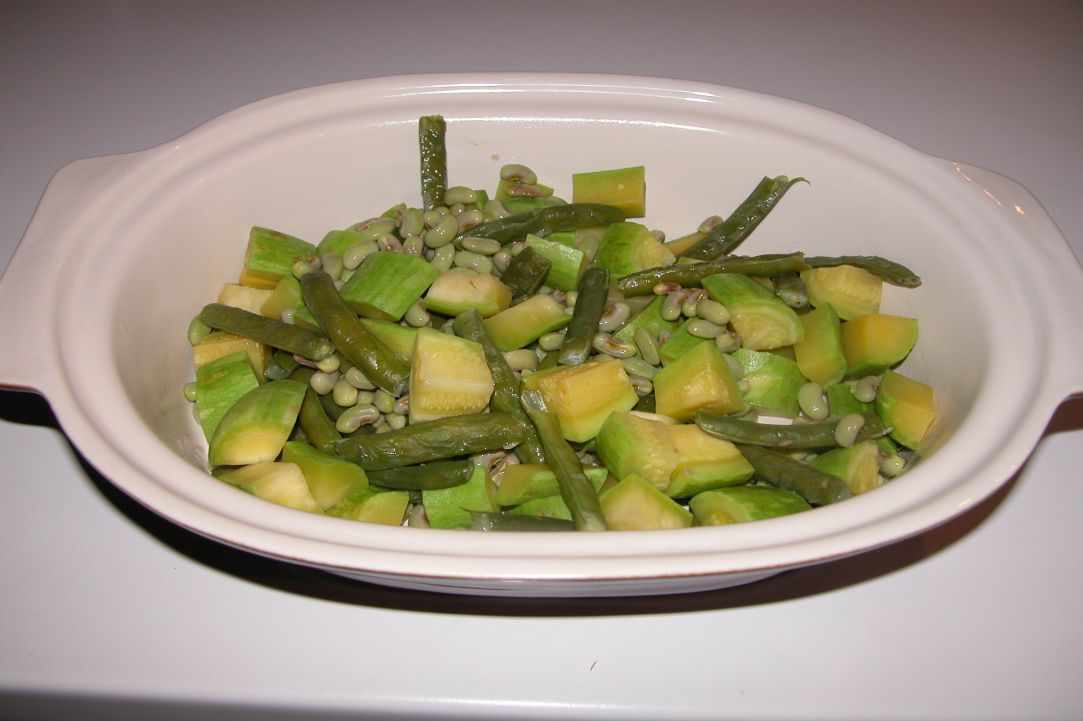 Louvi me kolokithia(Black eye beans/peas with palkapa zucchini)