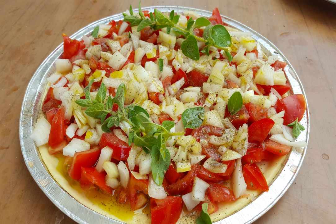 Open pie with tomatoes and onions