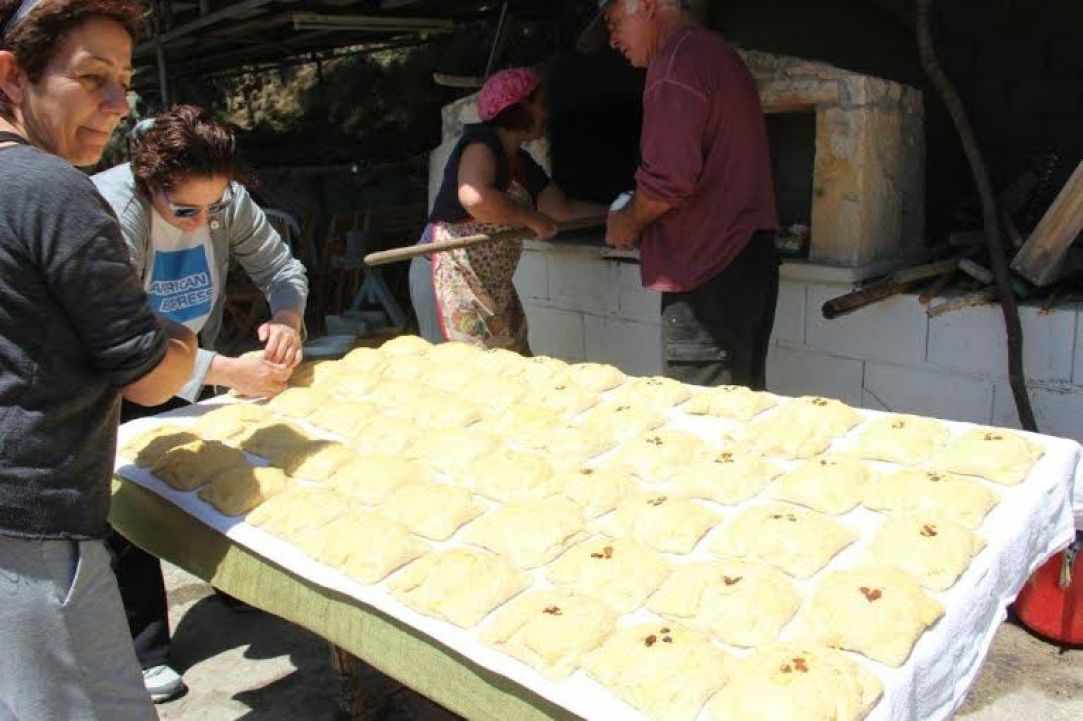 "Flaouna" - Easter bread