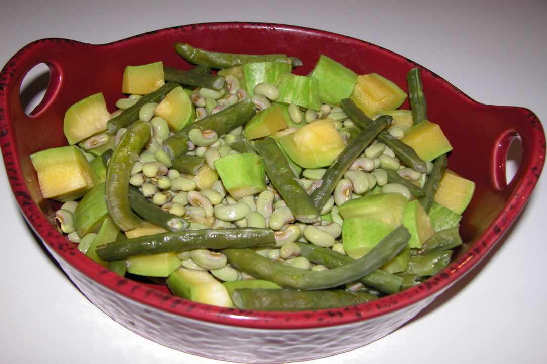 Louvi me kolokithia(Black eye beans/peas with palkapa zucchini)