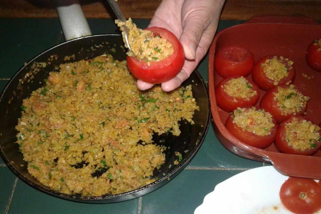 Stuffed tomatoes with pourgouri