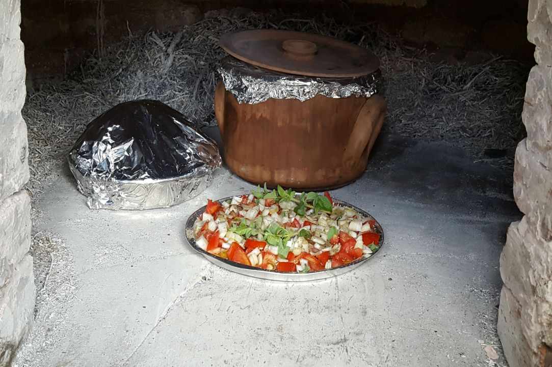 Open pie with tomatoes and onions