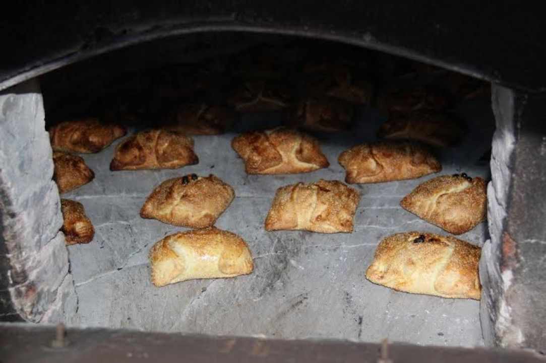 "Flaouna" - Easter bread