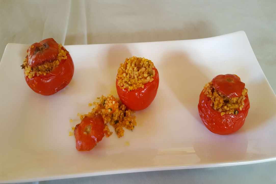 Stuffed tomatoes with pourgouri