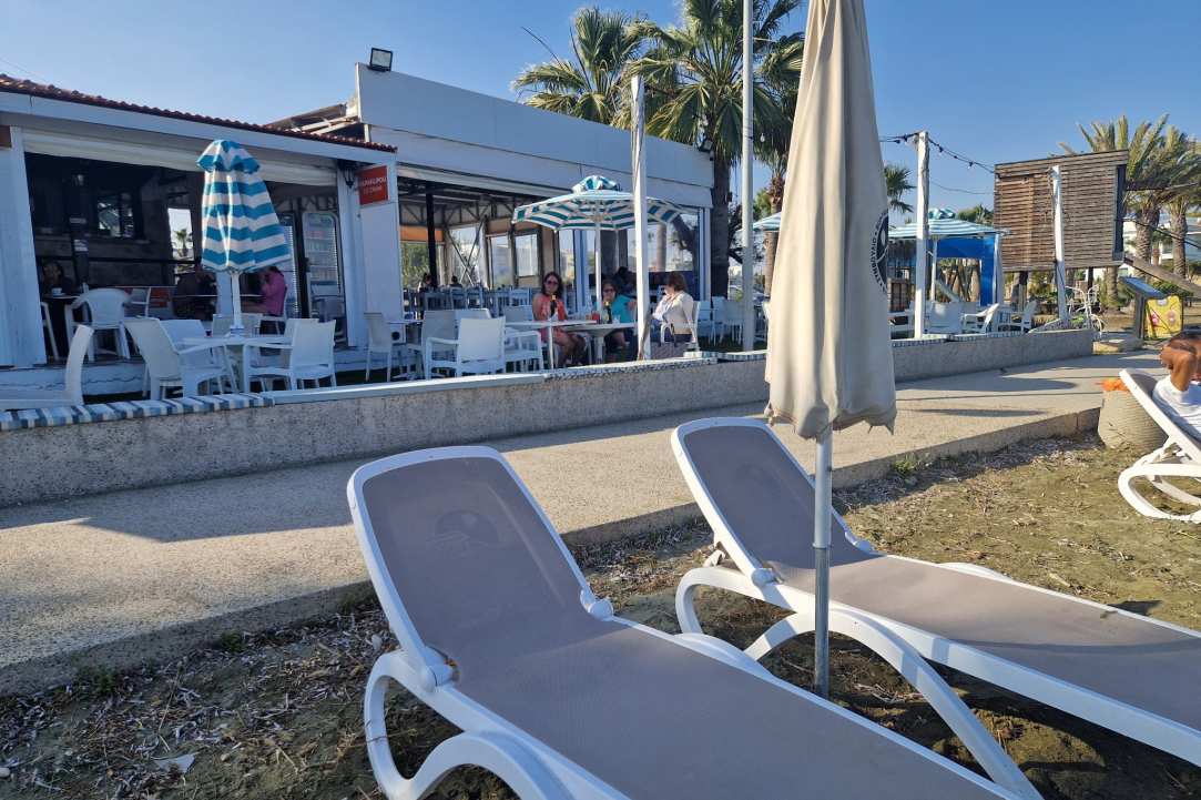 Holiday vibes in a hidden seaside paradise