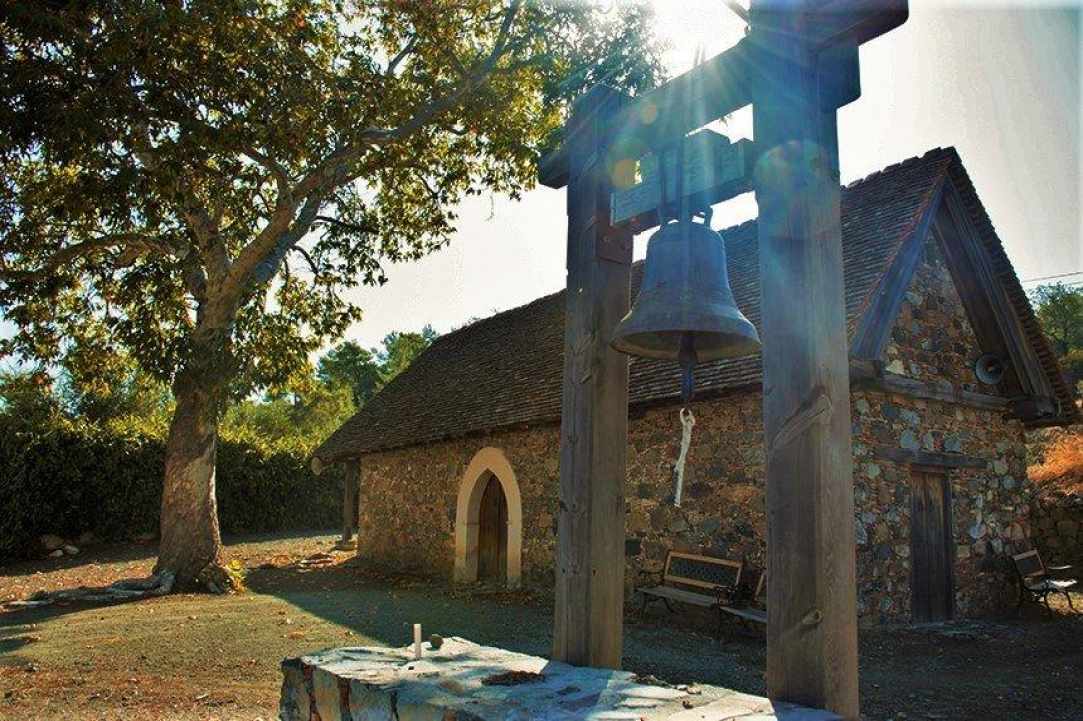 Το παρεκκλήσι της "Παναγίας Κυράς" δεσπόζει στο χωριό Λουβαράς