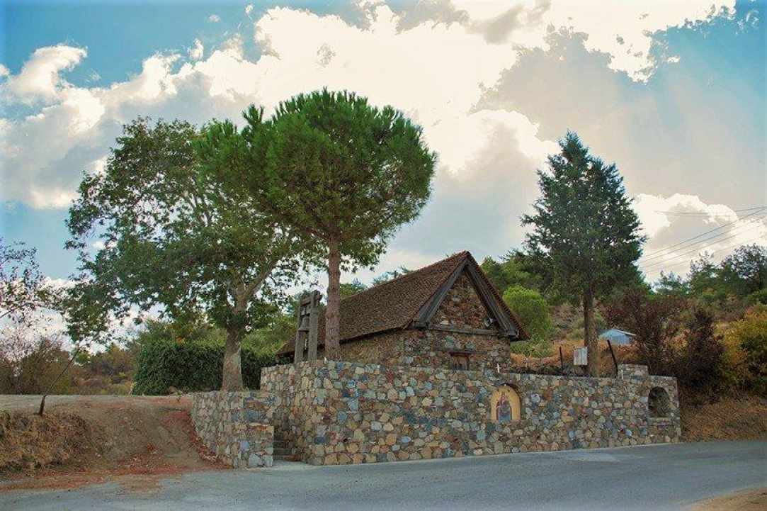 Το παρεκκλήσι της "Παναγίας Κυράς" δεσπόζει στο χωριό Λουβαράς
