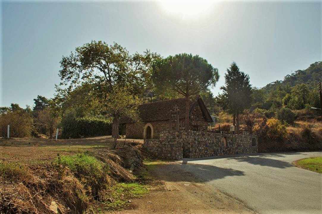 Το παρεκκλήσι της "Παναγίας Κυράς" δεσπόζει στο χωριό Λουβαράς