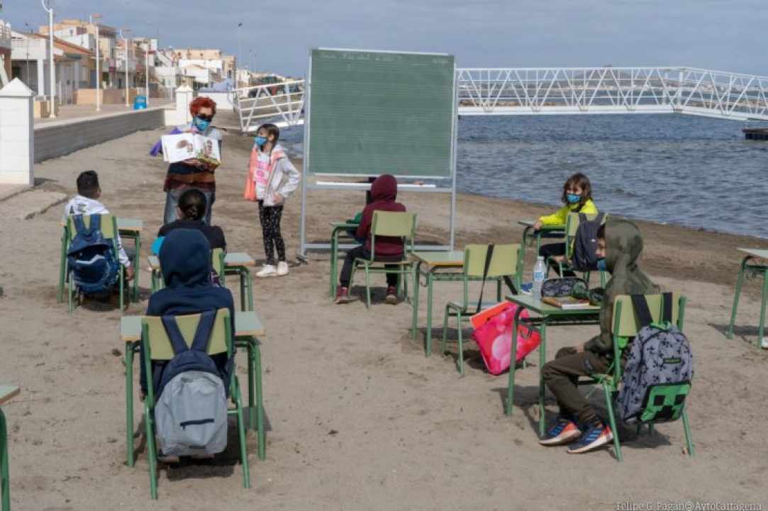 Σχολείο στην Ισπανία Μετέφερε τις Σχολικές Τάξεις στην Παραλία