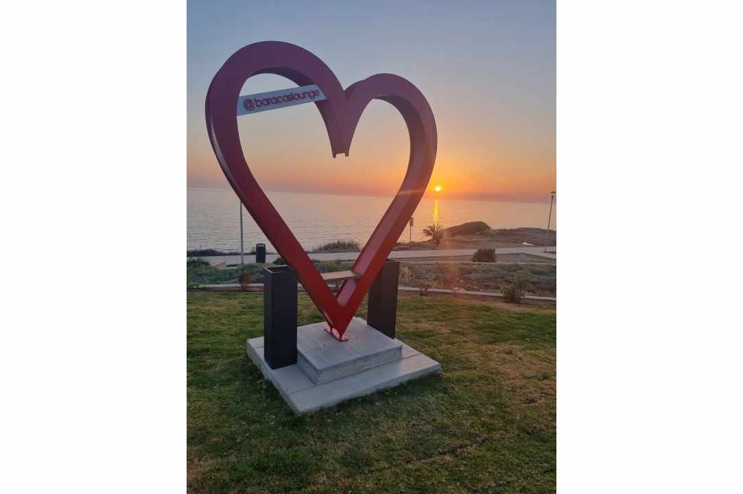 Μια μεγάλη κόκκινη καρδιά εμφανίστηκε στην Πάφο