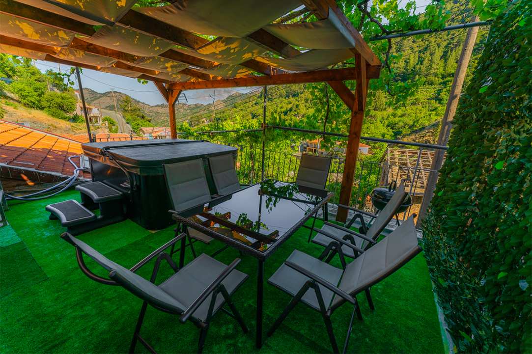 Τρείς cozy παραδοσιακές επαύλεις  στο βουνό με τζακούζι, σάουνα, cinema, BBQs σε περιμένουν για χαλάρωση και ηρεμία για αξέχαστη διαμονή