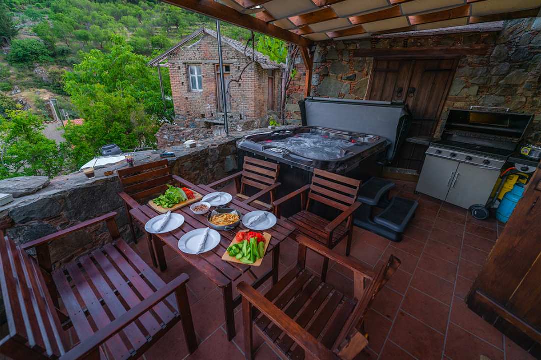 Τρείς cozy παραδοσιακές επαύλεις  στο βουνό με τζακούζι, σάουνα, cinema, BBQs σε περιμένουν για χαλάρωση και ηρεμία για αξέχαστη διαμονή
