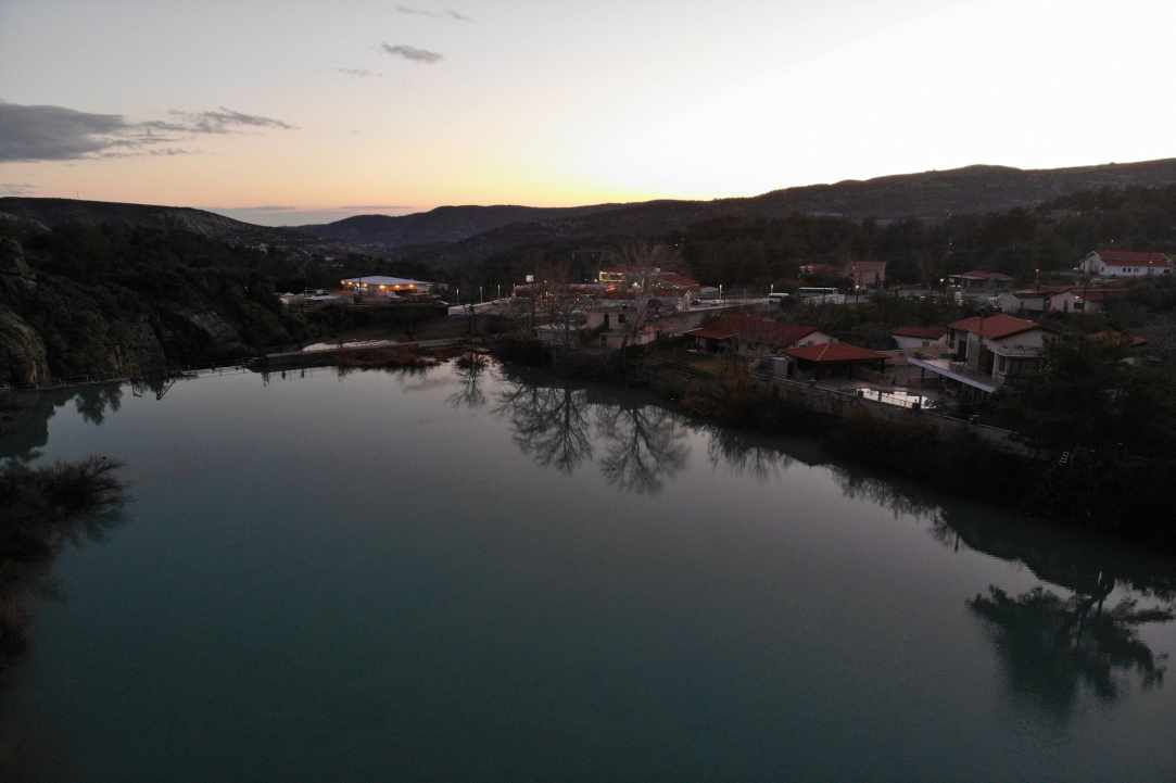 Υπερχείλισε ο υδατοφράκτης της Τριμίκλινης -  Σαϊττά (ΒΙΝΤΕΟ)