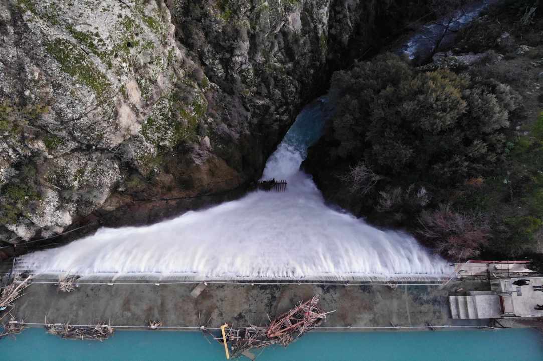 Υπερχείλισε ο υδατοφράκτης της Τριμίκλινης -  Σαϊττά (ΒΙΝΤΕΟ)